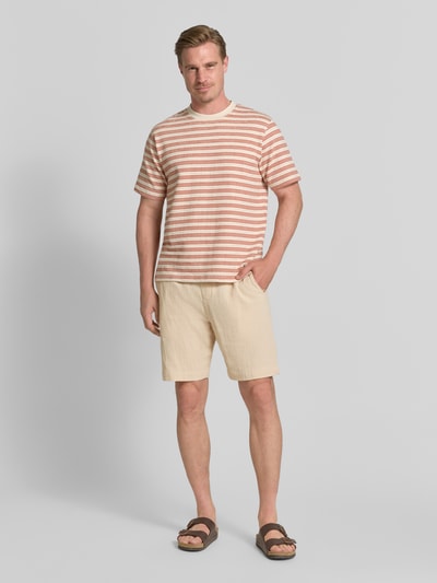 Männermodel trägt Regular Fit Sweatshorts aus reiner Baumwolle Modell 'REGCAL' von SELECTED HOMME, Optik: Unifarben, Ganzkörperansicht von vorne.