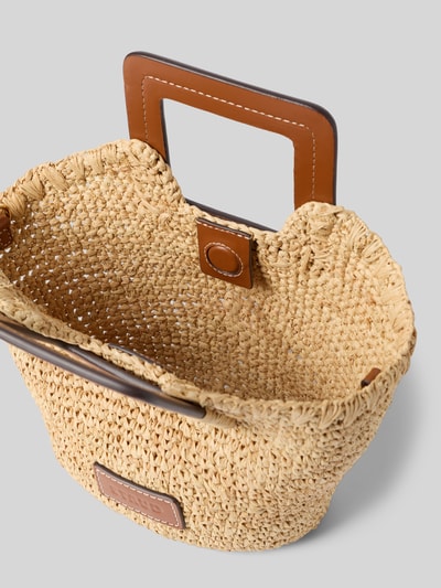 Produktfoto, Shoulder Bag in Flecht-Optik Modell 'Harlow' von Staud mit eckigen Schulterriemen, naturfarbene Struktur, Detailaufnahme, Hauptfach mit Magnetverschluss, Maße 26x18x10 cm, Riemenlänge 113 cm.
