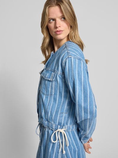 Frauenmodel trägt Relaxed Fit Jeansjacke aus reiner Baumwolle - Special Drop von Marc O'Polo Denim, gestreift, Bindeschleifen, Denim, Nahaufnahme Oberkörper.