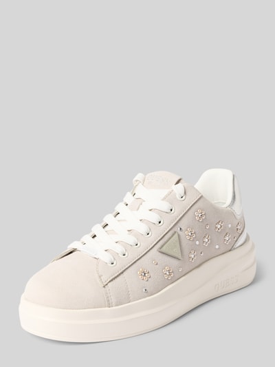 Produktfoto, Sneaker mit Perlen Modell 'ELBINA12' von Guess in Beige mit Logo, Abgerundete-Spitze, Schnürung, Absatzhöhe 5 cm, Schafthöhe 6 cm, Schaftweite 9 cm, glatte helle Oberfläche und Zierperlen-Details.