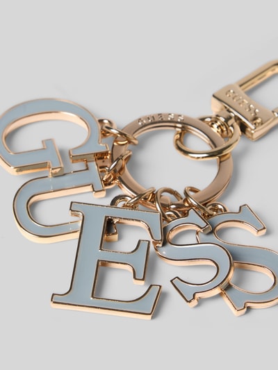 Produktfoto, Schlüsselanhänger mit Logo-Detail von GUESS, goldfarbene Metallelemente, Logo-Prägung, Karabinerhaken, Schlüsselring, Damen Accessoire.