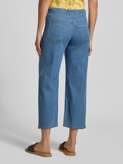 Frauenmodel trägt Culotte im 5-Pocket-Design von Christian Berg Woman aus Baumwoll-Mix mit Stretch-Anteil, Wide-Leg-Fit, Ganzkörperansicht Rückansicht.