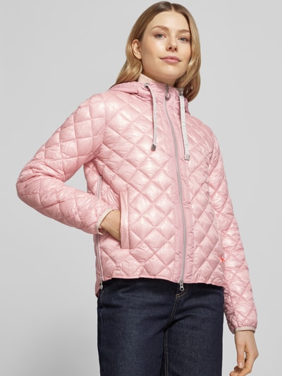 Frauenmodel trägt Regular Fit Jacke in Stepp-Optik Modell 'YOSIE' von Frieda & Freddies in Rosa mit Kapuze, Reißverschluss, Ganzkörperansicht von vorne