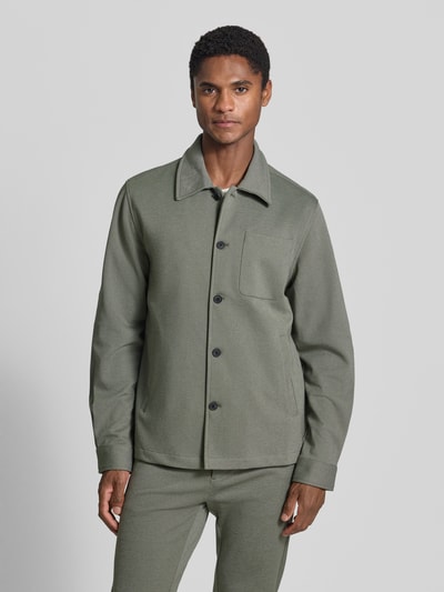 Männermodel trägt Slim Fit Hemdjacke mit Viskose-Anteil von Lindbergh in Grau, Umlegekragen, Knopfleiste, Brusttasche, Ganzkörperansicht von vorne.