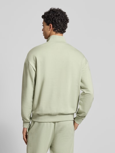 Mężczyznamodel nosi Regular Fit Troyer aus reiner Baumwolle Modell 'NEELER' od Hugo Blue, kolor jednolity, długi rękaw, materiał sweat, bawełna, widok całopostaciowy z tyłu