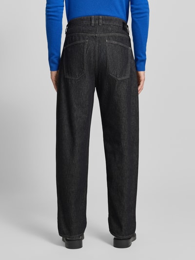 Männermodel trägt Jeans mit 5-Pocket-Design von Drykorn in Dunkelblau, Reine Baumwolle, Lockerer-Schnitt, Ganzkörperansicht Rückansicht.