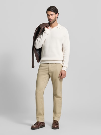Männermodel trägt Strickpullover aus reiner Baumwolle Modell 'NORDIN' von Casual Friday, Beige, lockere Passform, Ganzkörperansicht von vorne.