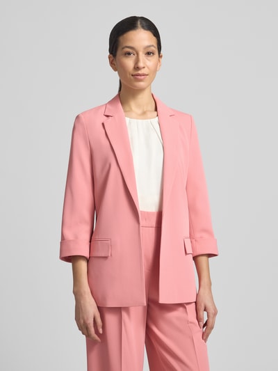 Frauenmodel trägt Relaxed Fit Blazer mit Pattentaschen von Christian Berg Woman Selection in Rosa, Material-Mix mit Stretch, Ganzkörperansicht von vorne.
