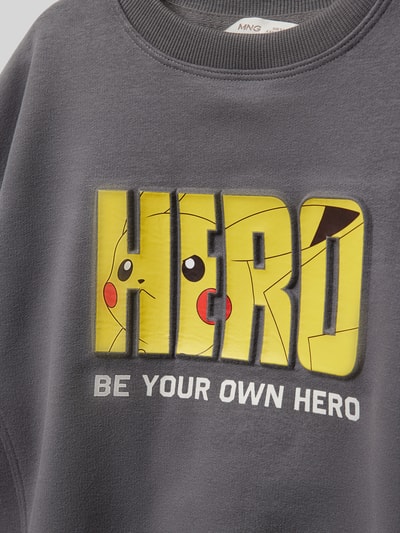 Mango Sweatshirt mit Motiv- und Statement-Print Modell 'pokehero' Mittelgrau 2