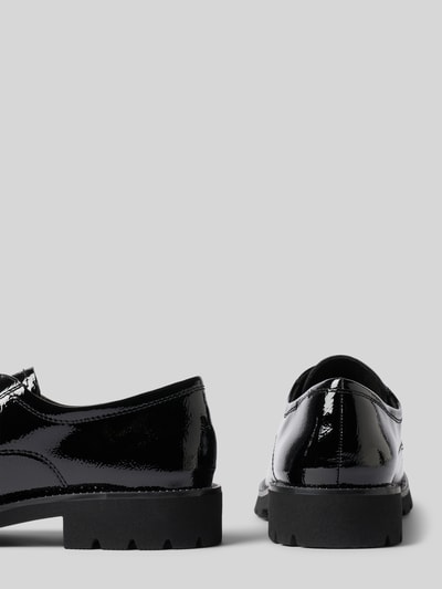 Produktfoto, Schnürschuhe in Leder-Optik von Tamaris, glänzend schwarzes Material, glatte Oberfläche, profilierte Sohle, Damen Schnürschuhe von Tamaris.