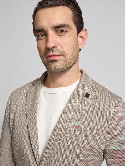 Männermodel trägt Regular Fit Blazer mit Zierstein von HECHTER PARIS im dezenten Karo, Baumwoll-Mix, Nahaufnahme Oberkörper.