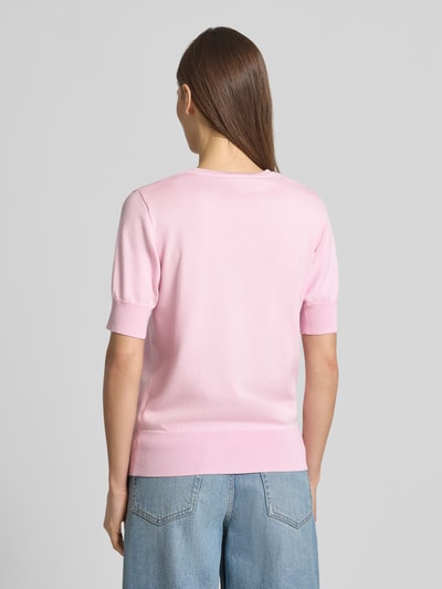 Kobieta modelka nosi Strickshirt mit V-Ausschnitt Modell 'Katie' od FREE/QUENT, różowy, mieszanka wiskozy z dodatkiem streczu, krój regular fit, długość tyłu w rozmiarze S: 59 cm, długość rękawów w rozmiarze S: 26 cm, widok całej sylwetki z tyłu.