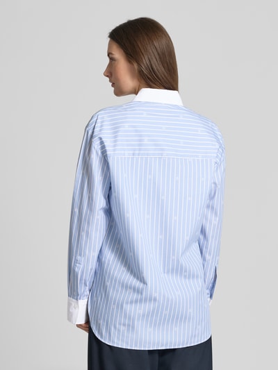 Vrouwenmodel draagt Regular Fit Langarmbluse aus reiner Baumwolle Modell 'ERSENNY' van HUGO, lichtblauw met wit streepmotief, afgeronde zoom, hemdkraag, lange mouwen, pure katoen; all-over patroon. Volledig achteraanzicht.