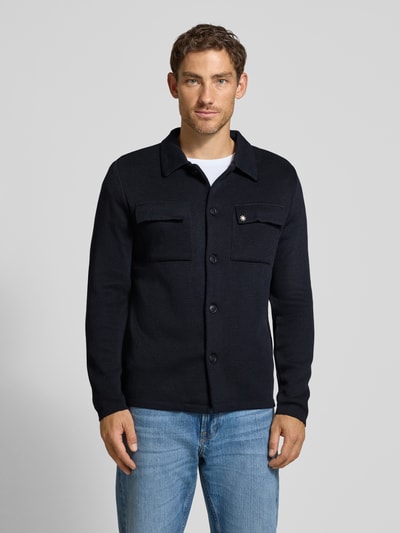 Männermodel draagt Regular Fit Overshirt met knoopsluiting van Manuel Ritz, scheerwolmix, borstzakken, logoprint, ruglengte maat M 71 cm, mouwlengte 65 cm, heren, zwarte kleur, rechte vormen, textuur van scheerwol, geheel vooraanzicht.