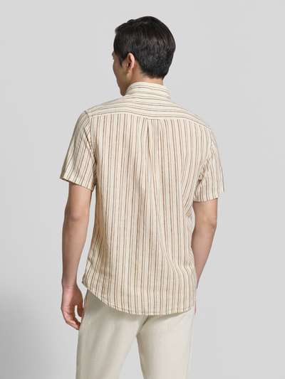 Männermodel trägt Slim Fit Leinenhemd mit Brusttasche von Gant im gestreiften Beige-Braun Baumwoll-Leinen-Mix, Ganzkörperansicht Rückansicht.