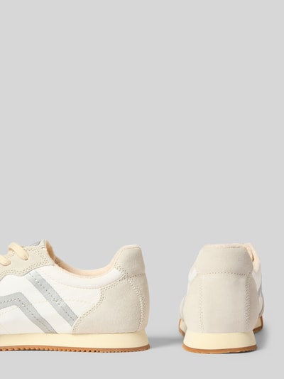 Produktfoto, Sneaker mit Label-Details Modell 'Beylana' von Gant, abgerundete Form, Schnürung, strukturierte Sohle, cremefarben, Absatzhöhe 2 cm, Schafthöhe 8 cm, Schaftweite 6 cm, weiche Textur und dezente Farbakzente.