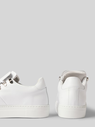 Produktfoto, Sneaker aus echtem Leder Modell 'Jagger' von Nubikk in Weiß, abgerundete Passform, Logo-Detail, strukturierte Oberfläche, Absatzhöhe 4 cm, Schafthöhe 9 cm, Schaftweite 10 cm
