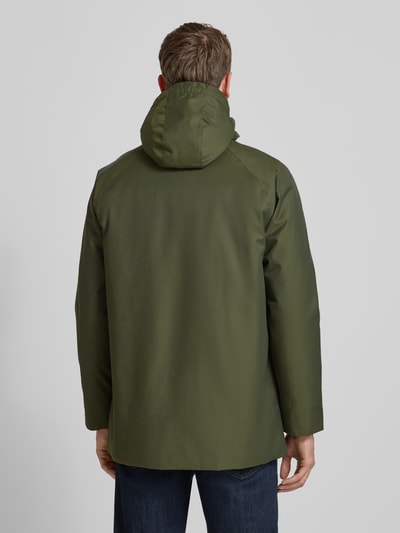 Männermodel trägt Regular Fit Parka aus Baumwoll-Mix von Barbour in Oliv, Optik: Unifarben, wasserabweisend, Ganzkörperansicht Rückansicht.