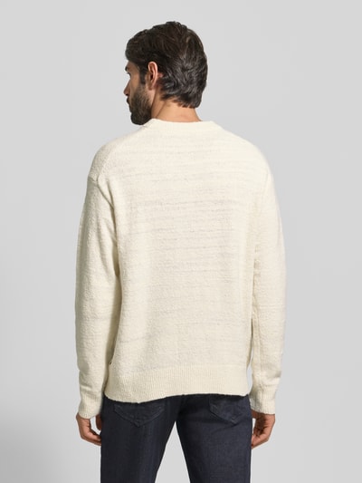 Männermodel trägt Regular Fit Strickpullover aus Woll-Mix Modell 'KERBERT' von BOSS Orange, Optik: Unifarben, Ganzkörperansicht Rückansicht.