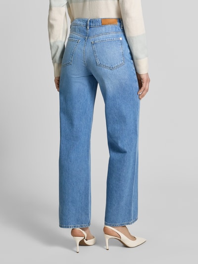 Vrouwenmodel draagt Wide Leg Jeans im Used-Look van comma, blauwe denim, mix van katoen en lyocell, steekzakken, ganzkörperansicht rückansicht.