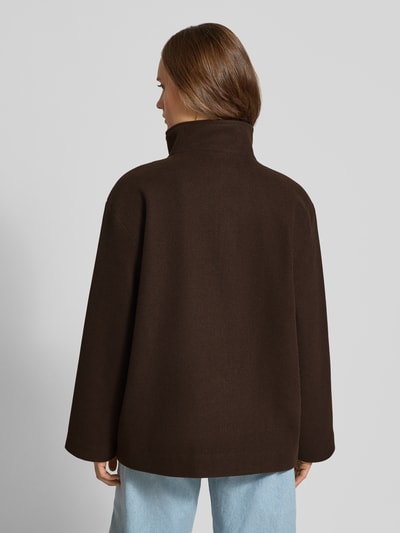 Frauenmodel trägt Regular Fit Kurzmäntel mit Stehkragen Modell 'AUGUSTA' von ONLY, unifarben, langarm, Rückansicht, KI-modifiziertes Bild.