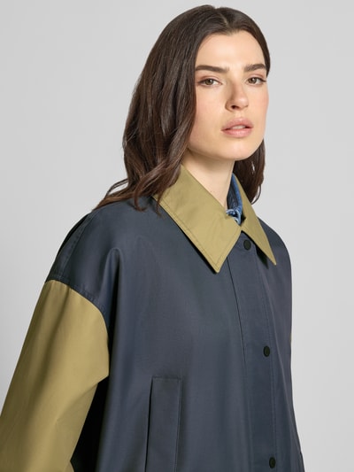 Frauenmodel trägt Regular Fit Funktionsjacke im Color-Blocking-Design Modell 'BLEARIGG' von Barbour, Baumwoll-Mix, Label-Print, wasserdicht, Umlegekragen, Druckknopfleiste, Langarm, Pattentaschen, Nahaufnahme Oberkörper.