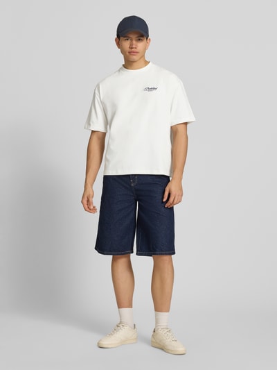 Männermodel trägt T-Shirt mit rückseitigem Motiv-Print Modell 'Grand Prix' von PROHIBITED, Baumwolle, Relaxed Fit, Vorderansicht Ganzkörperansicht.