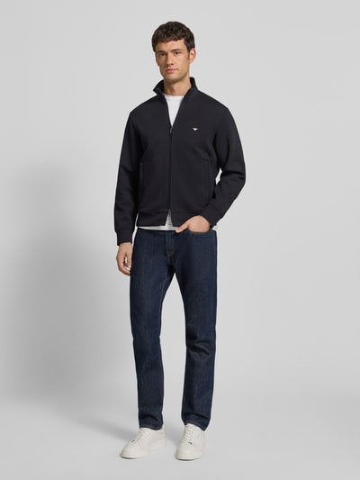 Männermodel trägt Regular Fit Sweatjacke mit Logo-Stitching von Emporio Armani aus elastischem Baumwoll-Mix in Dunkelblau, Ganzkörperansicht von vorne.