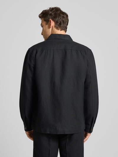 Męski model nosi Relaxed Fit Hemdjacke aus Leinen-Baumwoll-Mix Modell 'LEROY' od SELECTED HOMME, czarny, tkanina gładka, długi rękaw, kieszenie na piersi, widok całej sylwetki z tyłu.