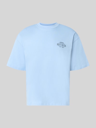 Produktfoto, hellblaues Regular Fit T-Shirt aus reiner Baumwolle mit Logo-Detail von REVIEW, Rückseitiger Print, glatte Struktur.