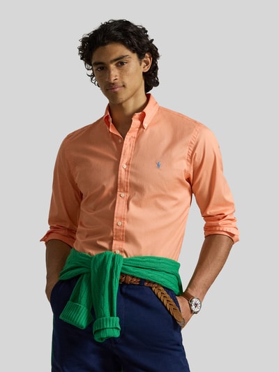 Männermodel trägt Regular Fit Freizeithemd aus reiner Baumwolle von Polo Ralph Lauren, unifarben, langarm, Twill, Nahaufnahme Oberkörper.