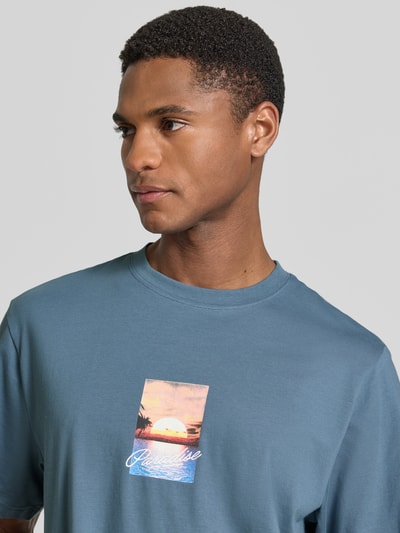 Mannenmodel draagt Regular Fit T-shirt uit puur katoen model 'ASPEN' van SELECTED HOMME, look: effen, motiefprint, ronde hals, korte mouw, jersey, Nahaufnahme Oberkörper.