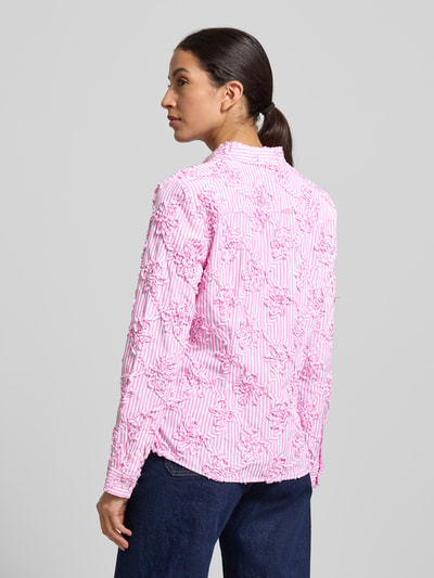 Kobiece modelka nosi HBK Zümdholzstreifen Streifen Bluse mit Blumen Applikationen od Christian Berg Woman, różowe paski, kwiatowe aplikacje, luźny krój, kołnierzyk koszulowy, bawełniana mieszanka, widok całej sylwetki od tyłu.