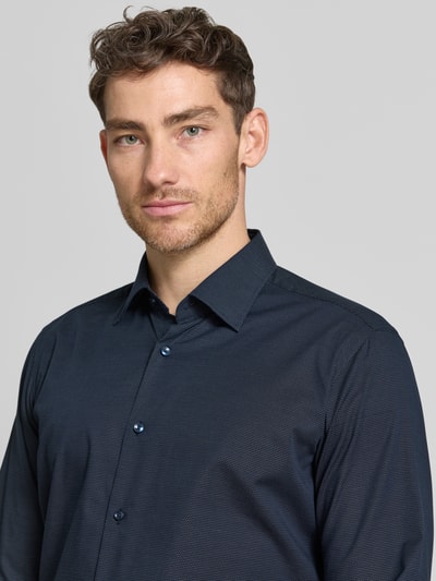 Männermodel trägt Regular Fit Businesshemd aus Baumwoll-Mix Modell 'JOE' von BOSS, Optik:Allover-Muster, Nahaufnahme Oberkörper.