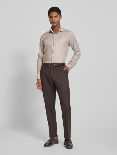 Christian Berg Men Regular Fit Business-Hemd mit Strukturmuster und Kentkragen Taupe 1