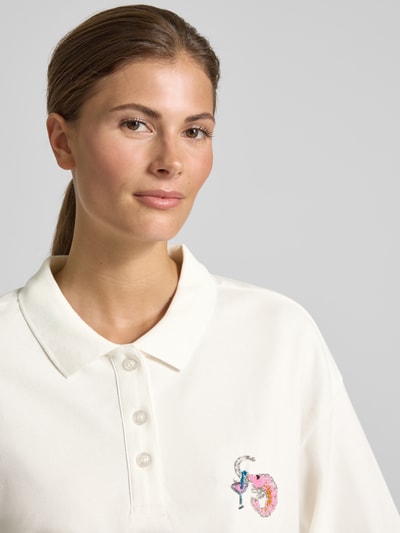 Frauenmodel trägt Cropped Poloshirt mit Ziersteinbesatz von Smith and Soul aus elastischem Baumwoll-Mix in Creme mit Polokragen, Nahaufnahme Oberkörper.