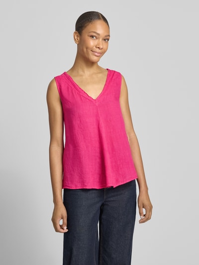 Frauenmodel trägt Blusentop aus Leinen Modell 'Lu44cia' von ZABAIONE in kräftigem Pink, A-Linie, V-Ausschnitt, Ganzkörperansicht von vorne.