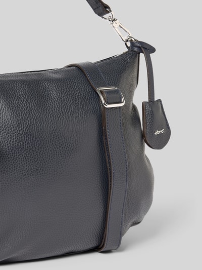Produktfoto, Handtasche aus Leder Modell 'JUNA' von Abro in Dunkelblau, strukturierte Oberfläche, Tragehenkel, Schulterriemen, Hauptfach mit Reißverschluss, Maße: Breite 35 cm, Länge 30 cm, Tiefe 10 cm, Riemenlänge 90 cm