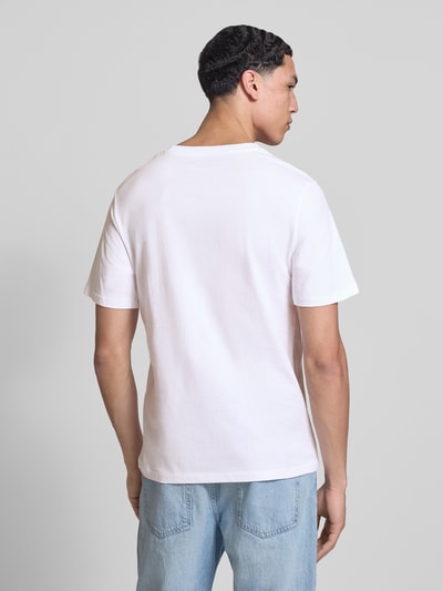 Mannelijk model draagt heren T-shirt met print van puur katoen, regular fit, model 'HONOLULU' van Jack & Jones, ruglengte maat M 68 cm, ronde hals, kleur lichtroze, effen structuur, Ganzkörperansicht Rückansicht.