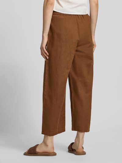 Frauenmodel trägt Regular Fit Leinenhose aus Leinen-Baumwolle-Mix von Marc O'Polo Denim, Optik: Unifarben, Passform: Regular-Fit, Bundabschluss: Tunnelzug, seitliche Eingrifftaschen, Material: Leinen-Baumwolle-Mix, Ganzkörperansicht Rückansicht.