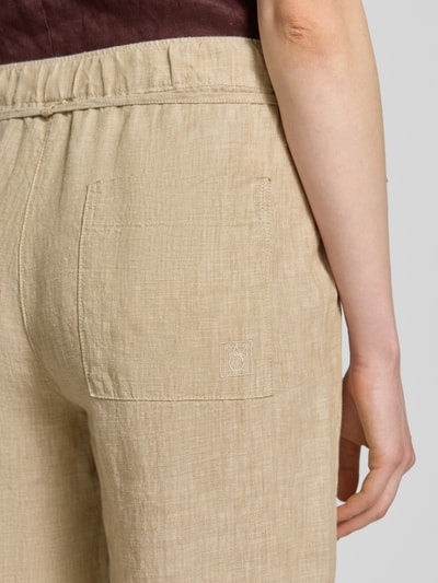 Frauenmodel trägt Leinenhose mit Bindegürtel Modell 'Chiara Belt' von MAC, beige Farbe, Struktur Leinen, Nahaufnahme Rückansicht. Damen Leinen, Wide Leg, Bundweite 39 cm, Innenbeinlänge 80 cm, Größe 36/32