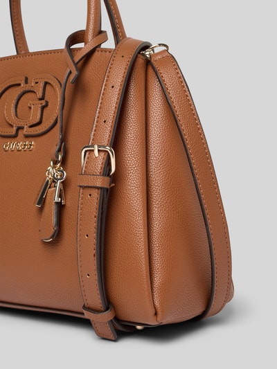 Produktfoto, Handtasche in Leder-Optik Modell 'Isola' von Guess, brązowy kolor, tekstura skóry, logo, odpinany pasek, Szerokość w rozmiarze 1: 31 cm, długość: 22 cm, głębokość: 14 cm, długość paska: 123 cm