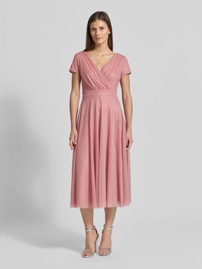 Vrouwenmodel draagt schimmerndes Cocktailkleid met V-hals van Vera Mont, tule, a-lijn, midi-jurk, glanzend, borstwijdte 42 cm, ruglengte 100 cm, maat 36, geheel vooraanzicht