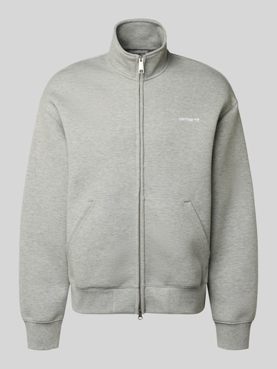 Produktfoto, Sweatjacke mit Stehkragen von Carhartt Work In Progress aus grauem Baumwoll-Mix, lockerer Schnitt, Reißverschluss, Eingrifftaschen, gerippte Abschlüsse, Label-Stitching