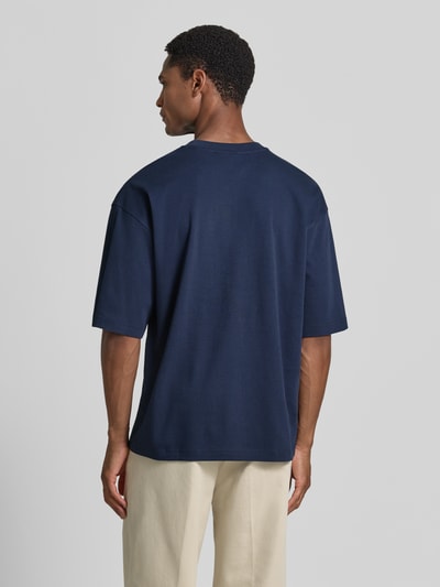 Männermodel trägt Relaxed Fit T-Shirt mit Rundhalsausschnitt von JAKE*S STUDIO MEN aus Reine Baumwolle, navy, Kurzärmelig, Rückenlänge 67 cm, Ganzkörperansicht Rückansicht.