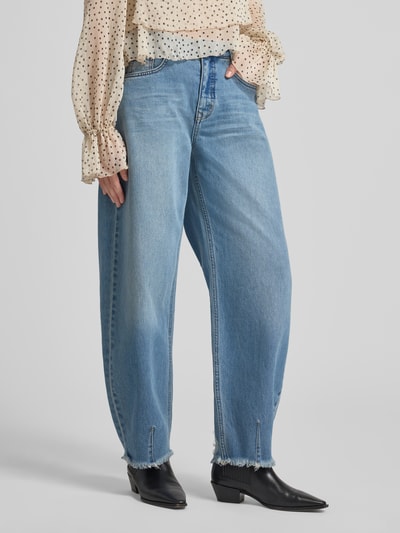 Frauenmodel trägt Wide Fit Jeans im 5-Pocket-Design Modell 'Lucy' von My Essential Wardrobe, Baumwoll-Mix, hellblau, Nahaufnahme Unterkörper.