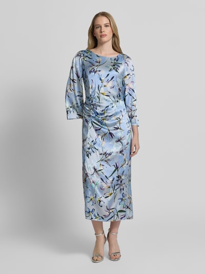 Frauenmodel trägt Midikleid aus Seiden-Mix mit Raffungen von Marc Cain in Hellblau mit Blumenmuster, Taillierter Schnitt, Rundhalsausschnitt, Rückseitiger Reißverschluss, Rückenlänge bei Größe 36: 120 cm, Brustweite: 43 cm, Ärmellänge: 51 cm, Ganzkörperansicht von vorne.