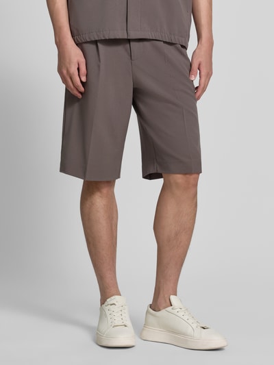 Männermodel trägt Straight Fit Shorts mit Viskose-Anteil von Lindbergh, Grau, Bundfalten, Gesäßtaschen, Ganzkörperansicht von vorne. Herren Shorts aus Elastischer-Material-Mix, Haken-Reißverschluss, Bundweite 44 cm, Innenbeinlänge 30 cm bei Größe M.