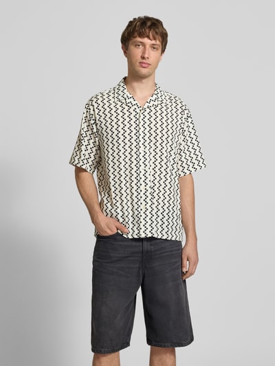Männermodel trägt Regular Fit Freizeithemd mit Reverskragen Modell 'HOWIE' von Redefined Rebel im Allover-Look aus Reine Baumwolle, Nahaufnahme Oberkörper.
