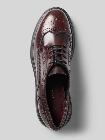 Produktfoto, bordeauxrote Schnürschuhe mit Logo-Detail von Tamaris, glänzende Oberfläche, strukturierte Brogue-Details, Damen Schnürschuhe von Tamaris
